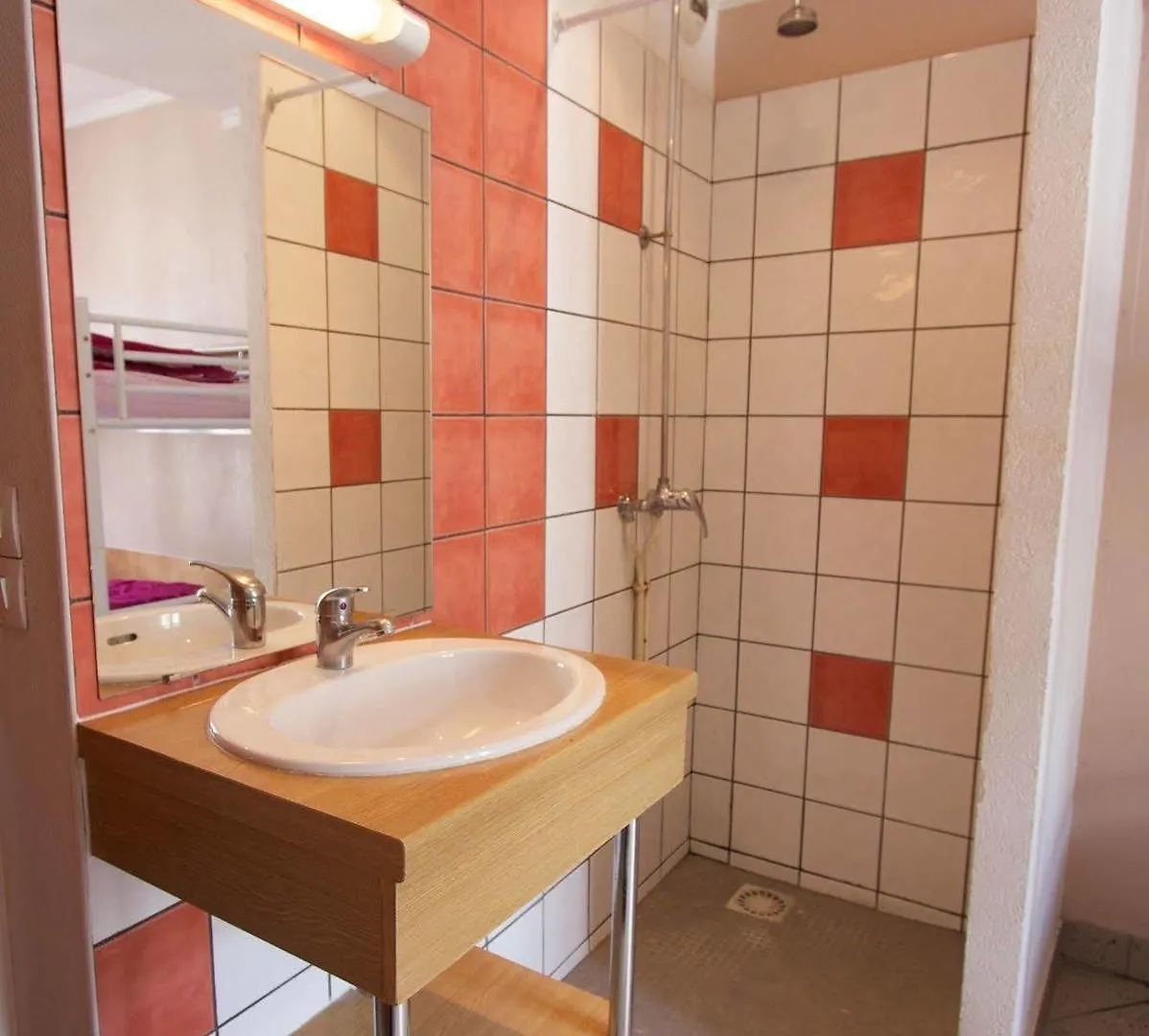 Internationale Des Jeunes Hostel
