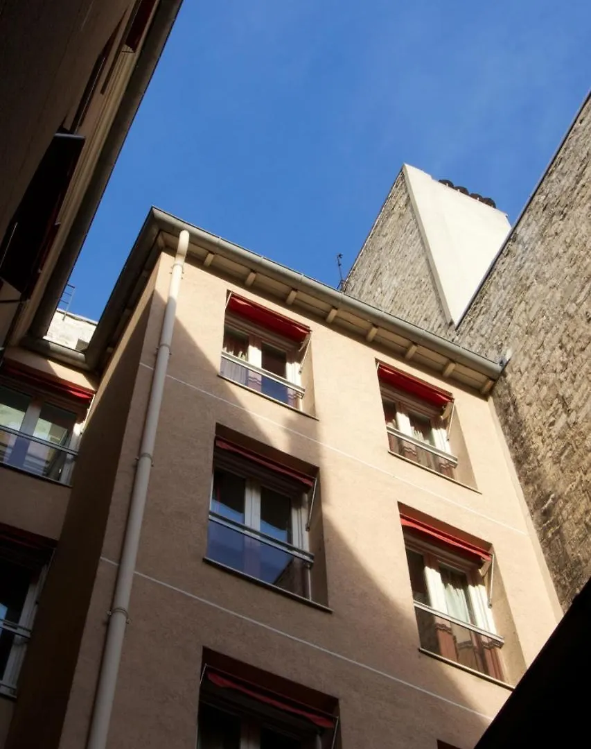 Internationale Des Jeunes Hostel